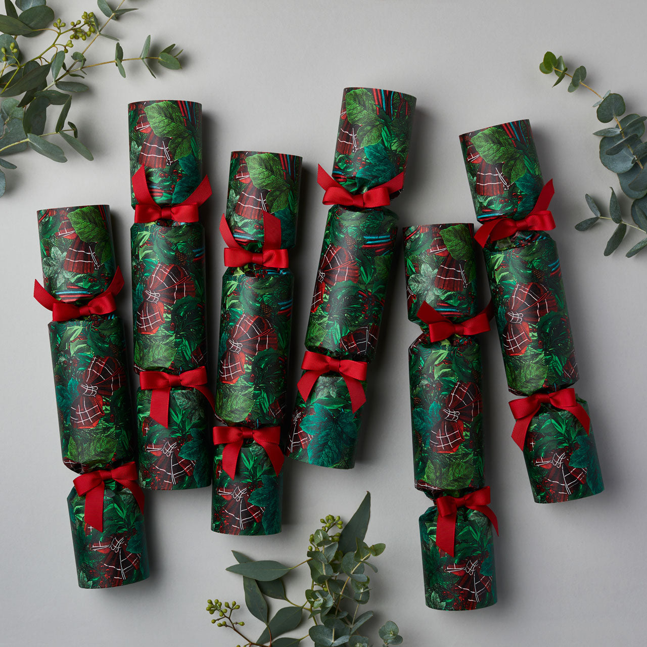 "Christmas Wreath" Luxury Candle Christmas Crackers