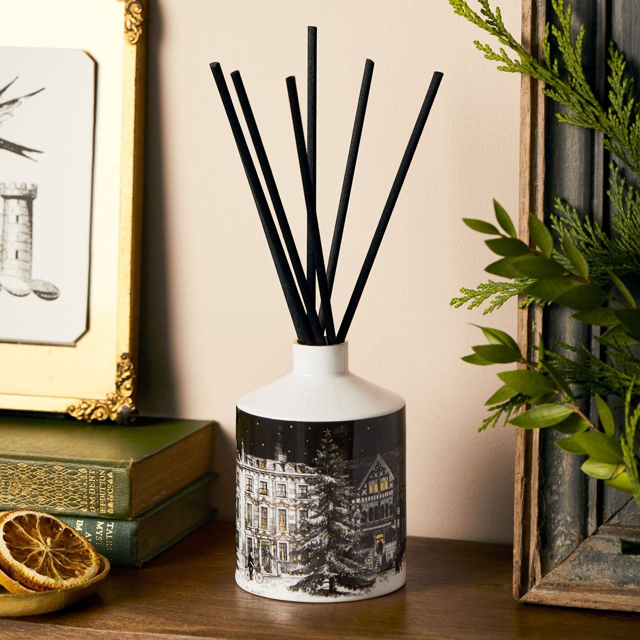 The Starry Night ceramic reed diffuser, close-up of the hand-decorated illustration and 22ct gold