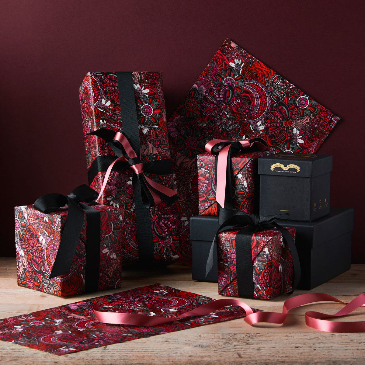 Wrapping paper burgundy with Christmas baubles 200x70 cm