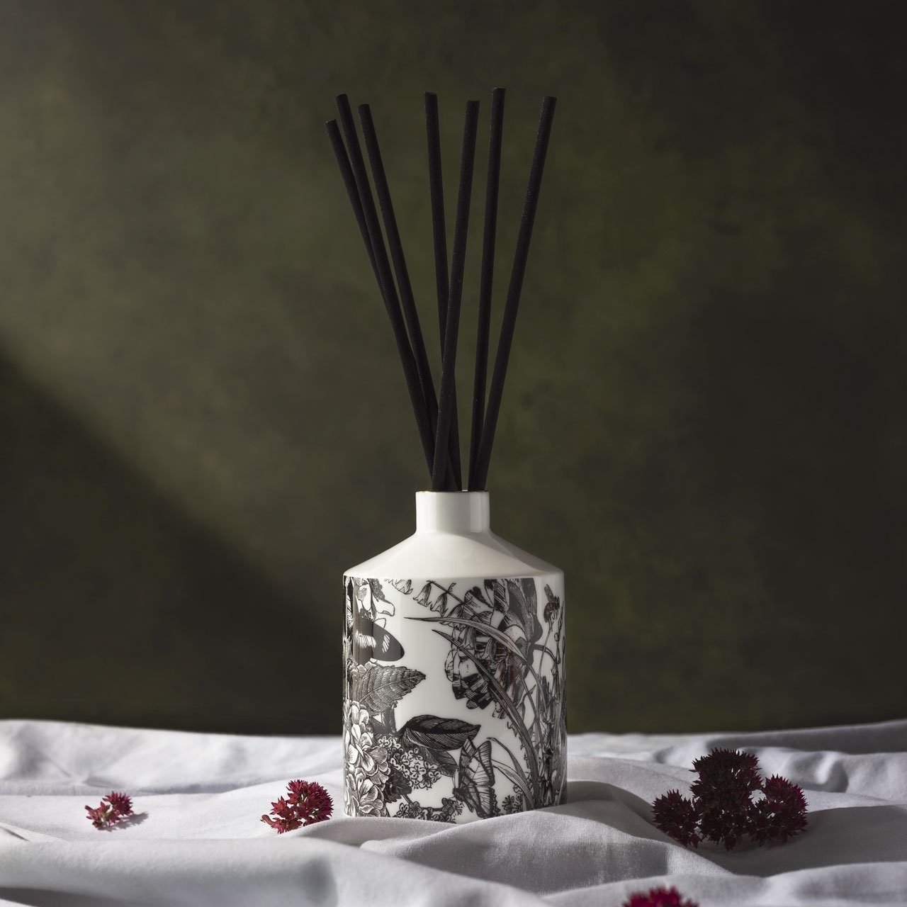The Country Garden ceramic reed diffuser, close-up of the hand-decorated illustration and 22ct gold